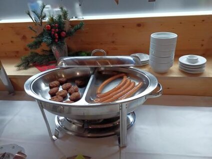 Hotel-Heinz-Plauen__leckere-Fleischbaellchen-und-Wuerstchen-zum-Fruehstueck__500x375